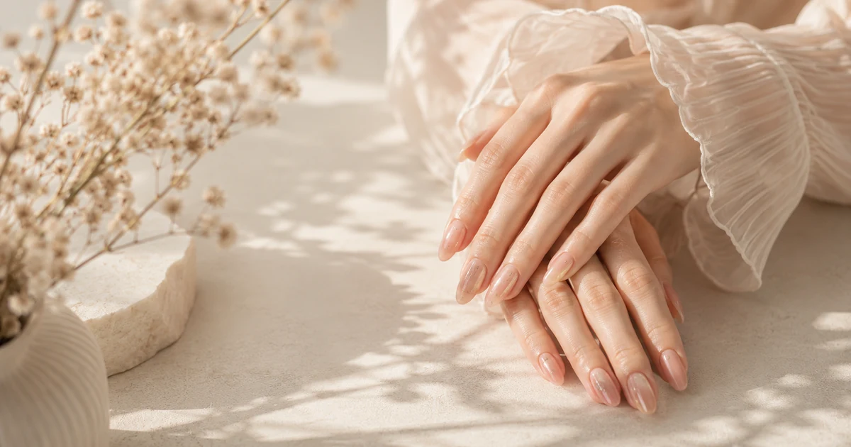 Nail Atelier Lumièreを想定した、自然光の中で上品なネイルを見せる手元の制作イメージ